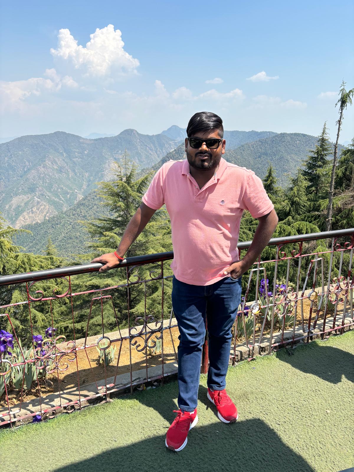 Sachin Rajak en una región montañosa de Himachal Pradesh, explicando la geografía del Himalaya.