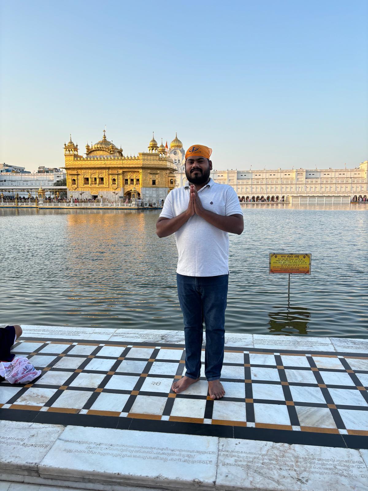 Sachin Rajak guiando en Varanasi, explicando las ceremonias sagradas junto al río Ganges.