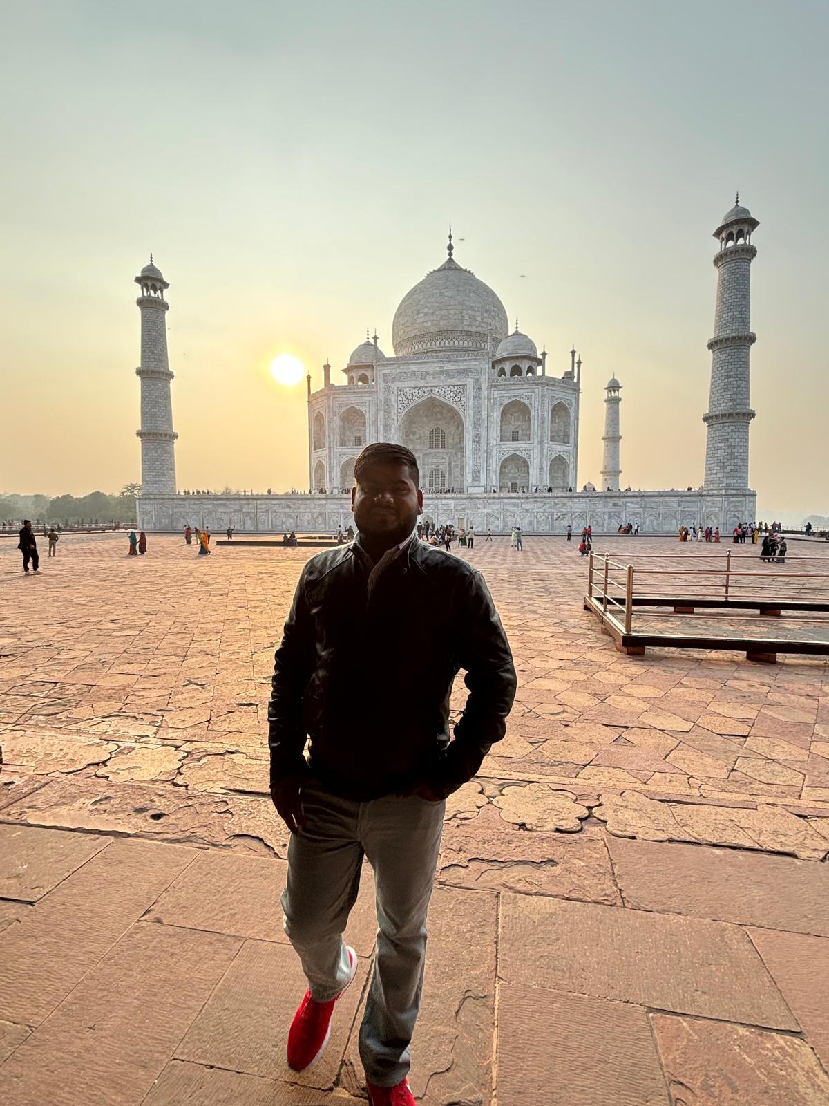 Sachin Rajak frente al Taj Mahal compartiendo la romántica historia detrás de este monumento.