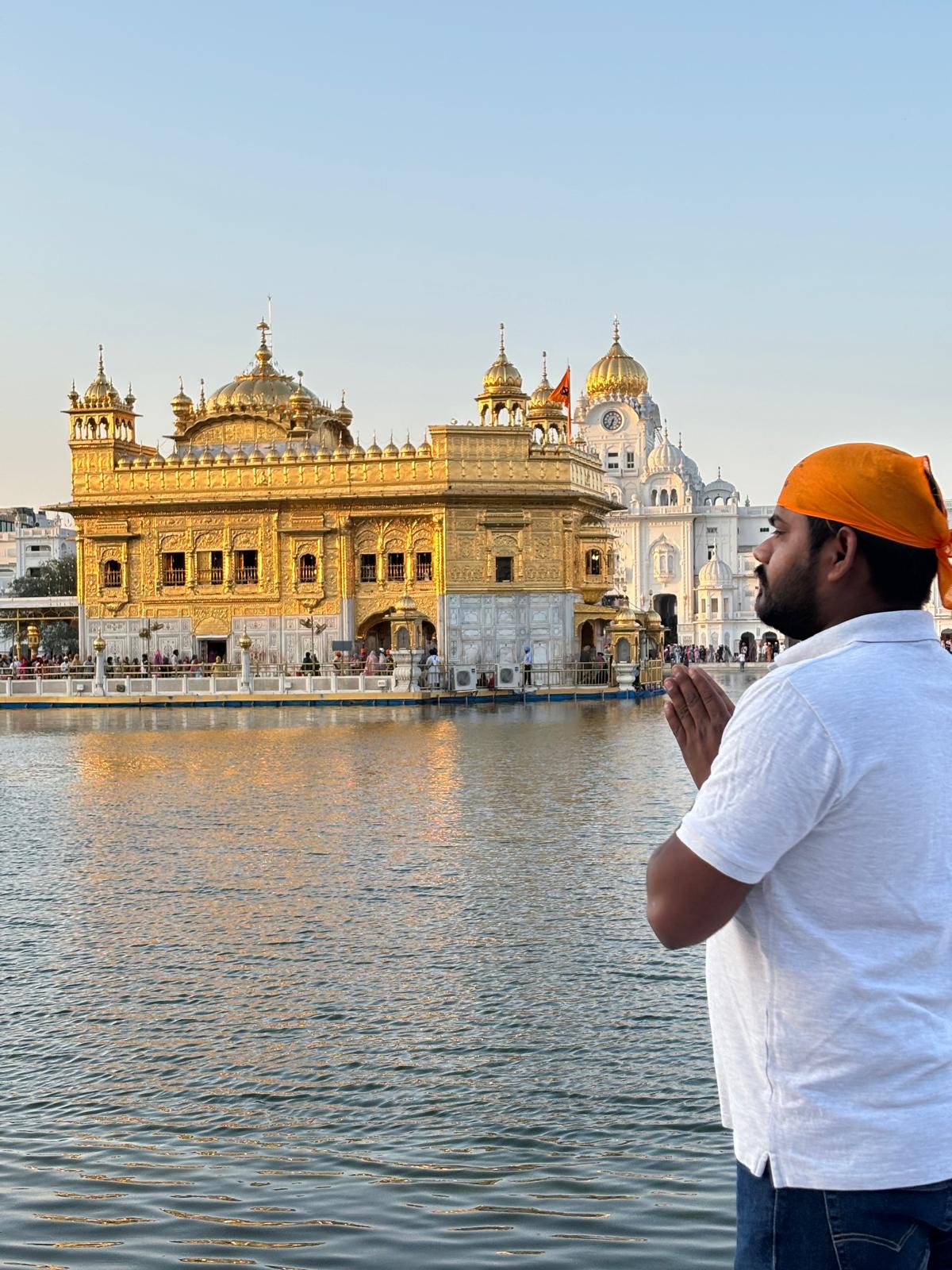 Sachin Rajak mostrando el sagrado Templo Dorado en Amritsar, símbolo de la cultura Sikh.